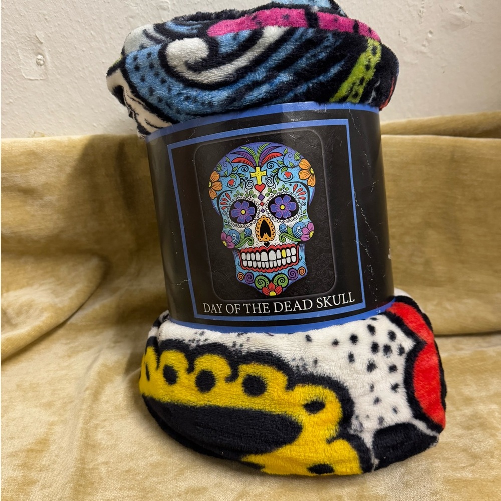 NWT Day of the Dead Skull Multicolor plush Blanket SUGAR SKULLS ROSES